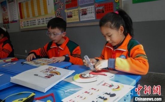 圖為學(xué)生參與“土族娃娃布貼畫”社教課。中新社記者 馬銘言 攝