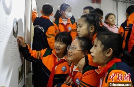 圖為學(xué)生參觀青海省博物館“1+3”主題流動(dòng)展覽，了解在青海喇家遺址出土的齊家文化 · 玉三璜聯(lián)璧。中新社記者 馬銘言 攝