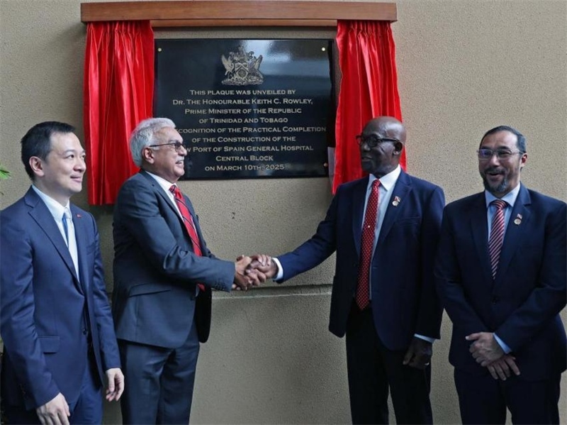 特多總理基思·羅利（右二）等特方政要、中國(guó)駐特多使館臨時(shí)代辦楊晗（左一）等出席西班牙港總醫(yī)院項(xiàng)目揭幕儀式。中國(guó)鐵建（加勒比）有限公司供圖