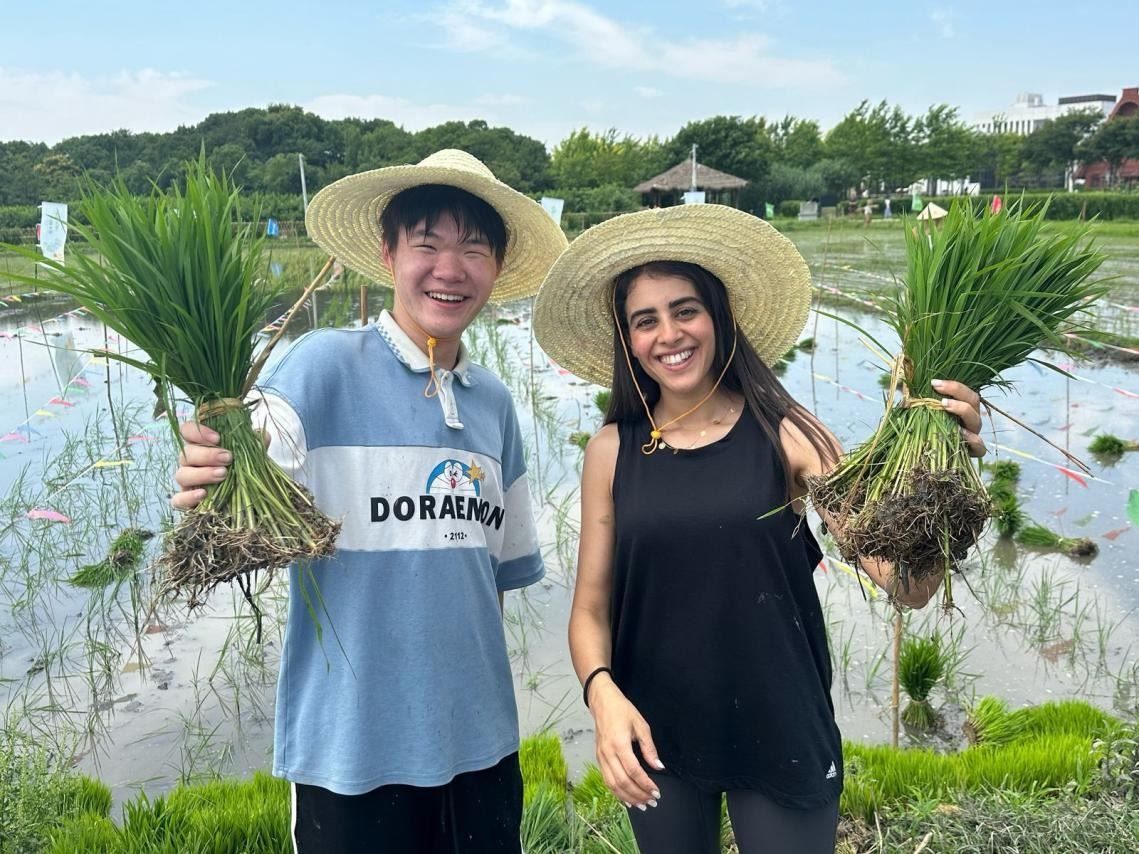 卡友琪在插秧。受訪者供圖