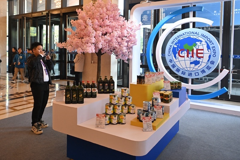 參會(huì)嘉賓在“進(jìn)博會(huì)走進(jìn)湖北”活動(dòng)主題推介會(huì)展區(qū)拍攝。人民網(wǎng)記者 翁奇羽攝