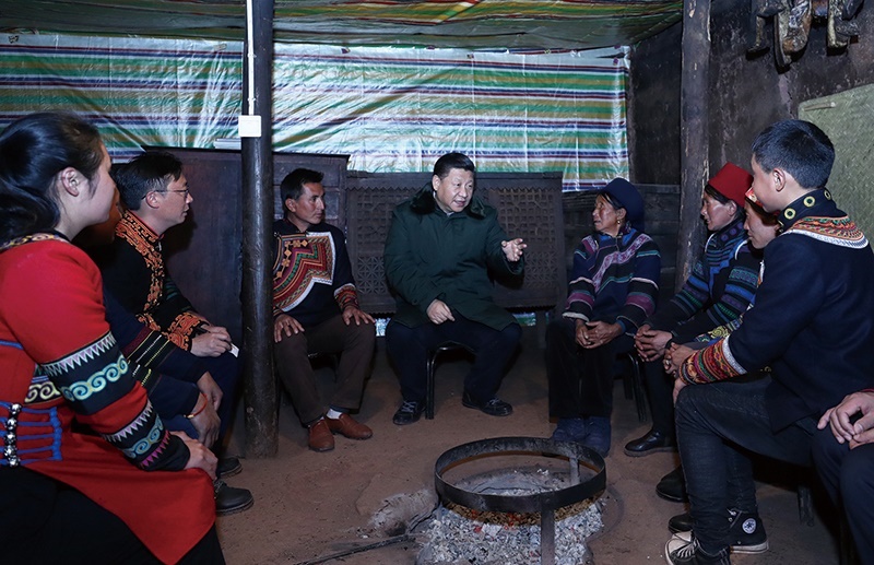 △2018年2月11日，四川涼山彝族自治州昭覺縣三岔河鄉(xiāng)三河村，習近平總書記來到村民節(jié)列俄阿木家中看望。