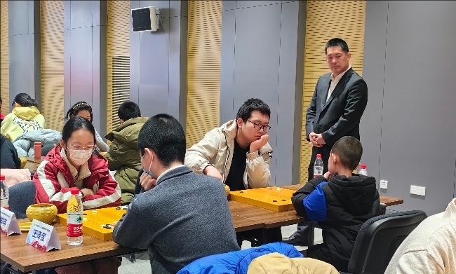 常昊觀戰(zhàn)年輕棋手們比賽。人民網(wǎng)記者 李乃妍攝