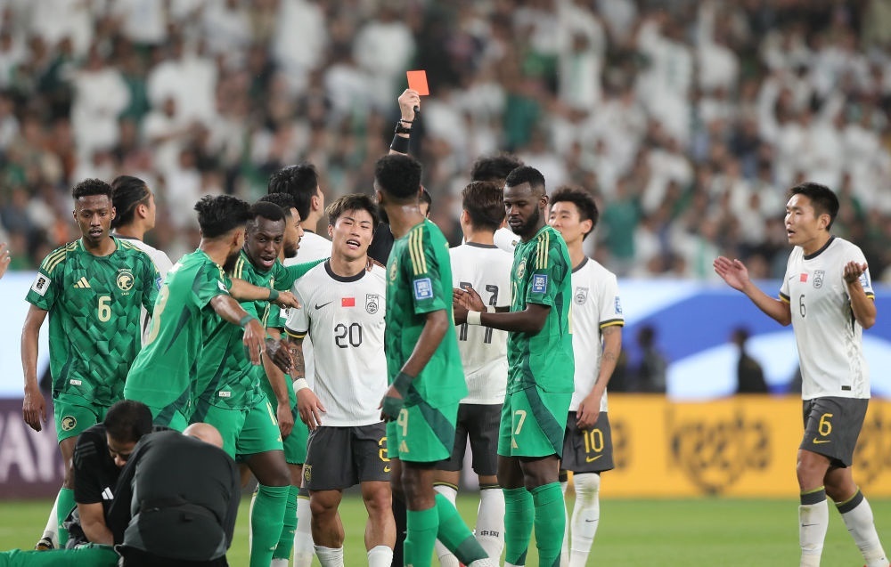 3月20日，主裁判向中國隊(duì)球員林良銘出示紅牌。新華社記者 王東震 攝