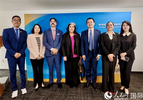 與會(huì)嘉賓合影。