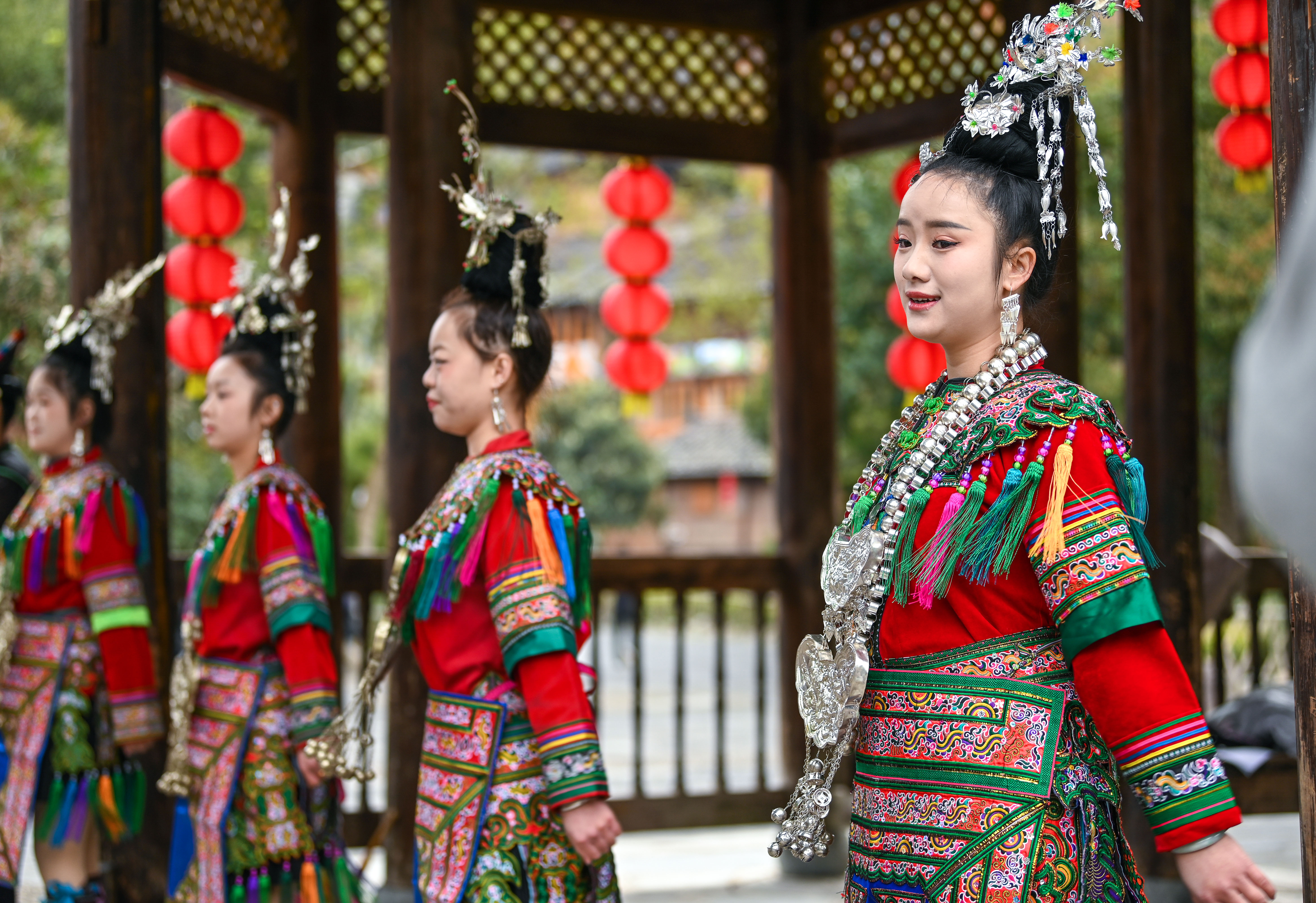  2025年3月18日，侗族群眾在貴州省黎平縣肇興侗寨給游客演唱侗族大歌。