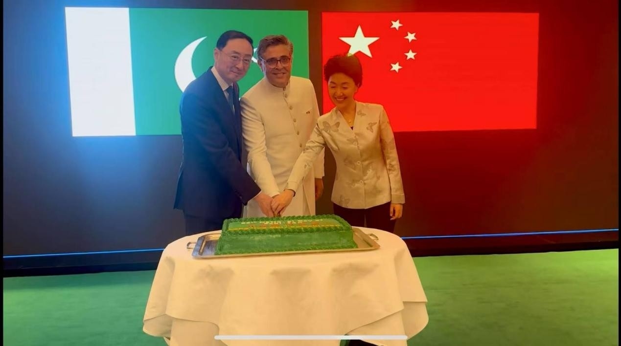 外交部副部長孫衛(wèi)東（左）、巴基斯坦駐華大使卡里爾·哈什米（中）、中聯(lián)部副部長孫海燕（右）共切蛋糕。巴基斯坦駐華大使館供圖