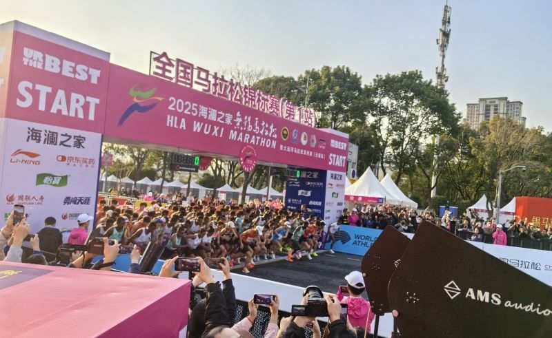 參賽選手沖出起跑線。 人民網(wǎng)記者 楊磊攝