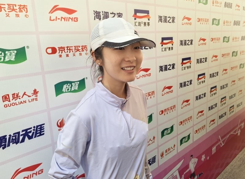 徐冰潔賽后接受采訪。 人民網(wǎng)記者 楊磊攝