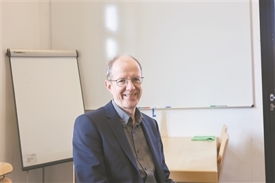 德國(guó)物理學(xué)會(huì)主席、雷根斯堡大學(xué)凝聚態(tài)物理學(xué)家克勞斯·里希特教授。駐德國(guó)記者 李山攝