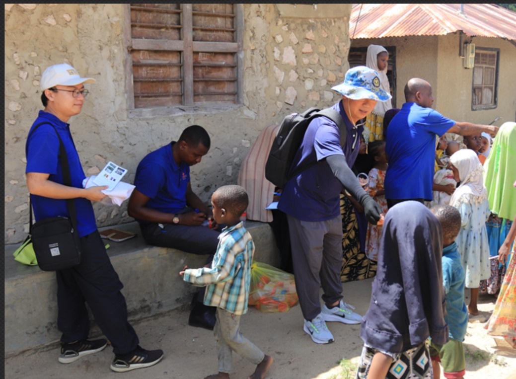 專家組向村民發(fā)放健康教育手冊和健康教育用品。專家組供圖