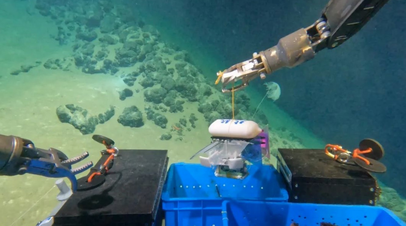 北航深海小型機(jī)器人在深海測(cè)試。校方供圖