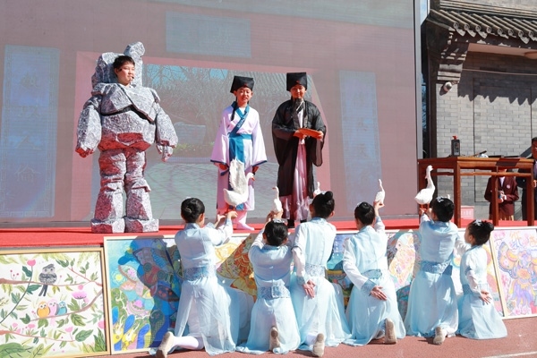 展覽開(kāi)幕式上，府學(xué)學(xué)子上演情景劇《鵝池》。府學(xué)胡同小學(xué)供圖