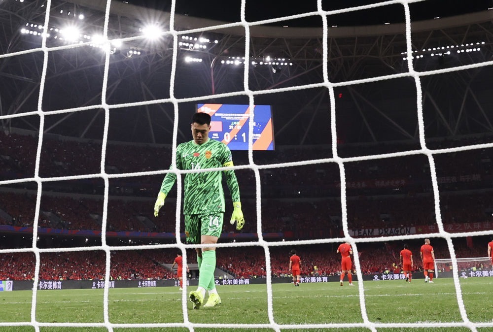 3月25日，中國隊守門員王大雷在球隊丟球后。新華社記者 曹燦 攝