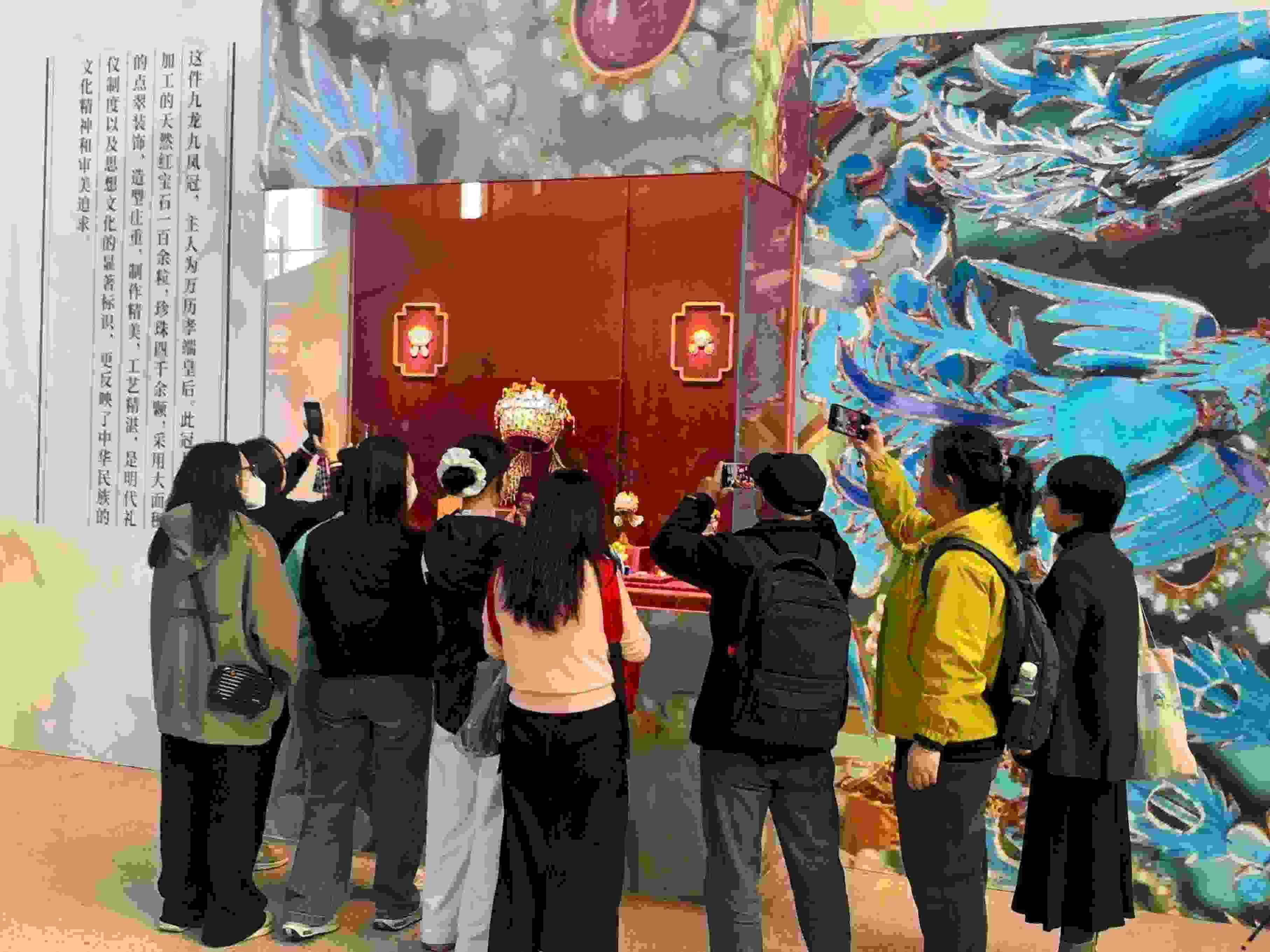 觀眾參觀國博鳳冠系列文創(chuàng)產品。人民網(wǎng)記者 劉穎穎攝