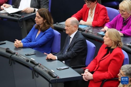 3月25日，在德國(guó)柏林，朔爾茨（中）出席新一屆德國(guó)聯(lián)邦議院首次全體會(huì)議。新華社記者 杜哲宇 攝