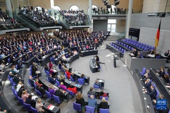 3月25日，在德國(guó)柏林，新一屆德國(guó)聯(lián)邦議院成立并召開首次全體會(huì)議。新華社記者 杜哲宇 攝