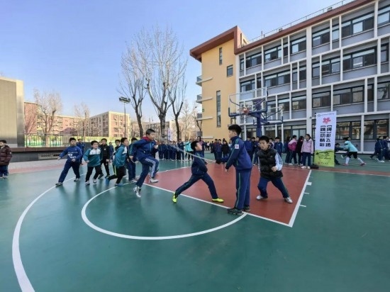 北京師范大學(xué)實(shí)驗(yàn)小學(xué)開(kāi)展跳繩比賽。