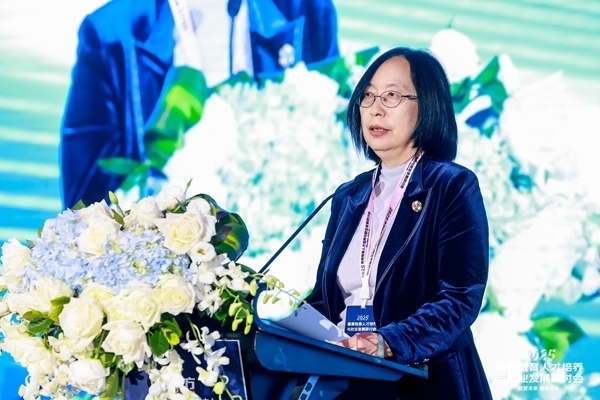 中國高等教育學(xué)會學(xué)術(shù)咨詢發(fā)展委員會委員、中國高等教育學(xué)會原副秘書長、《中國高教研究》主編王小梅。