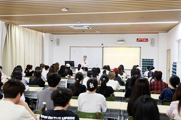 深圳職業(yè)技術(shù)大學(xué)黨委副書記、校長許建領(lǐng)為學(xué)生授課。學(xué)校供圖