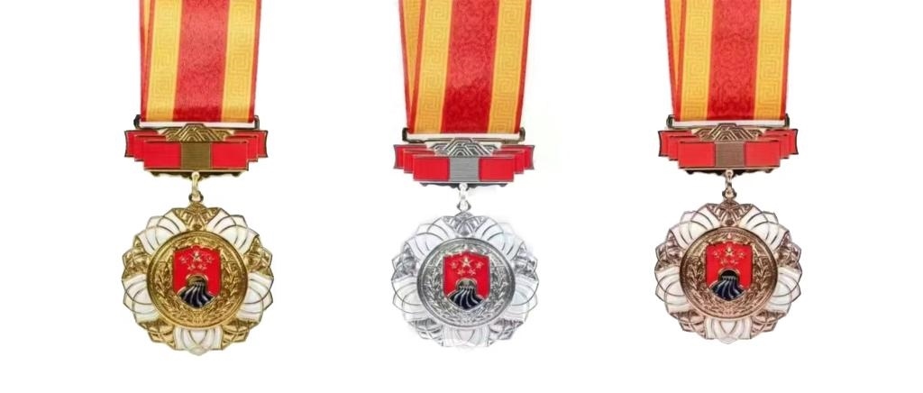 圖為戍守邊疆金質(zhì)、銀質(zhì)、銅質(zhì)紀(jì)念章。（國家移民管理局供圖）