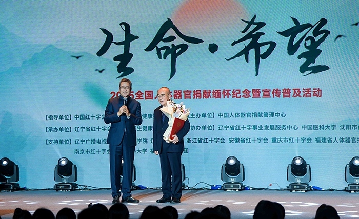 中國(guó)紅十字會(huì)副會(huì)長(zhǎng)白巖松在現(xiàn)場(chǎng)采訪“人民英雄”張定宇教授。主辦方供圖