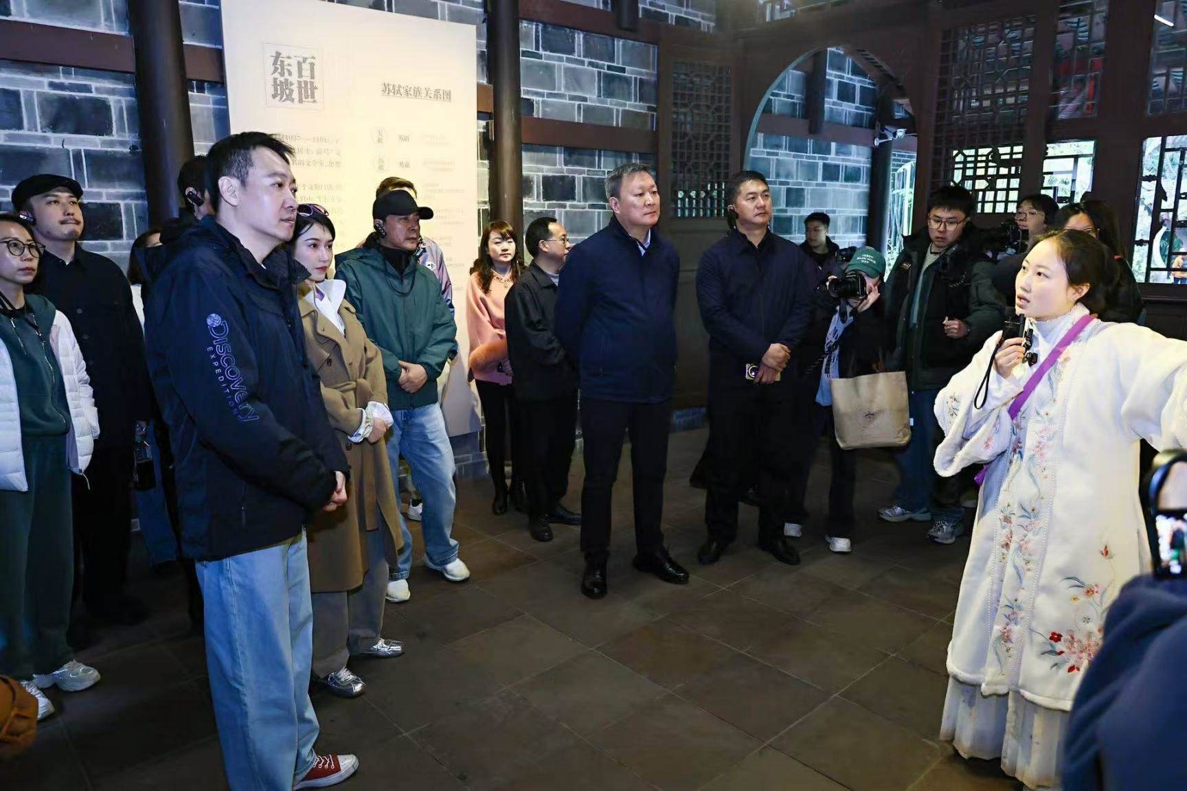 《蘇堤春曉》劇組在眉山三蘇祠參觀學(xué)習(xí)。受訪者供圖