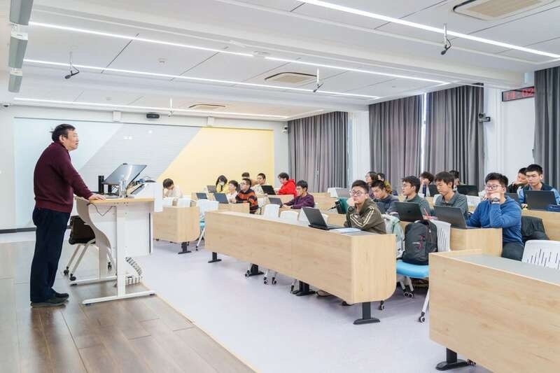 北航面向全校本科生開設(shè)《人工智能導(dǎo)論》通識必修課。校方供圖