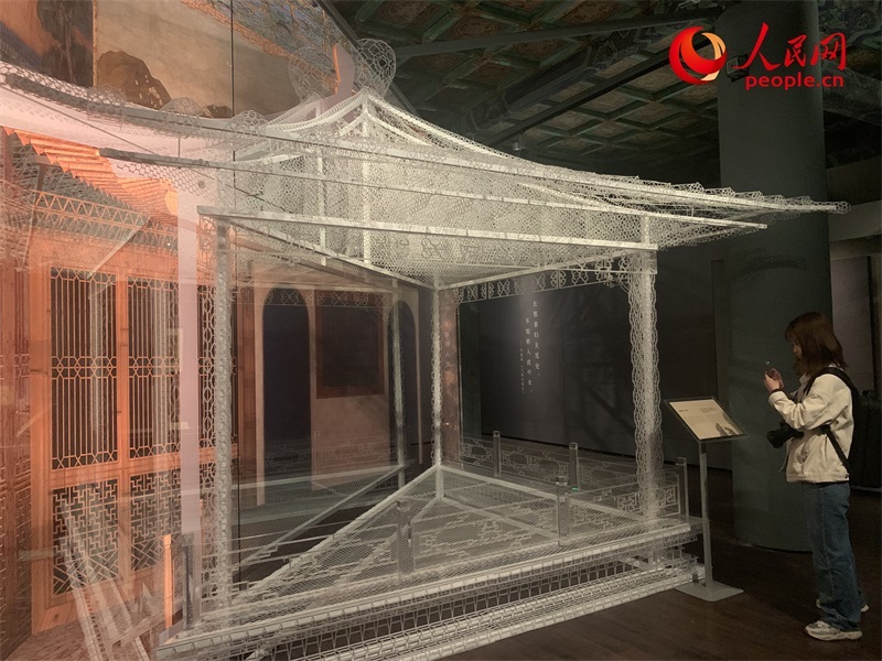 游客在故宮博物院參觀展覽。人民網(wǎng)記者 韋衍行攝