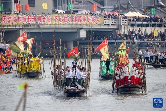 ?4月4日，選手在參加茅山會(huì)船盛會(huì)。新華社發(fā)（湯德宏 攝）