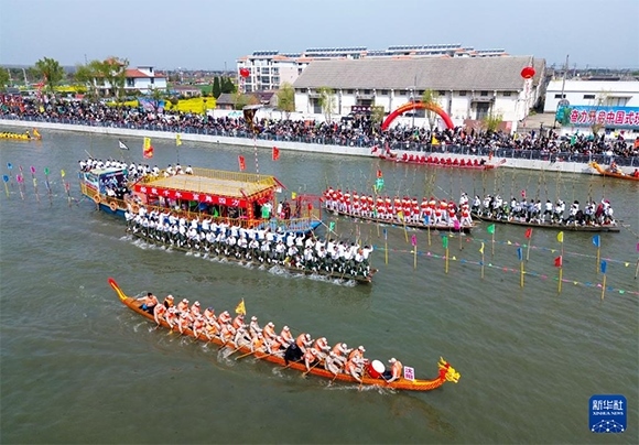 4月4日， 選手在參加茅山會(huì)船盛會(huì)（無(wú)人機(jī)照片）。新華社發(fā)（顧繼紅 攝）