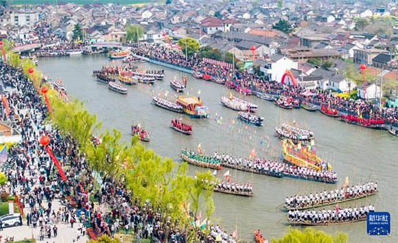 4月4日，選手在參加茅山會(huì)船盛會(huì)（無(wú)人機(jī)照片）。?新華社發(fā)（周社根 攝）