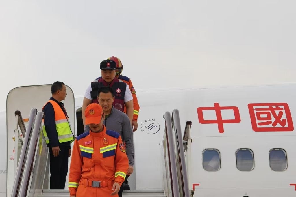 4月6日，在云南省昆明長水機場，中國云南救援醫(yī)療隊抵達昆明。新華社記者 高詠薇 攝