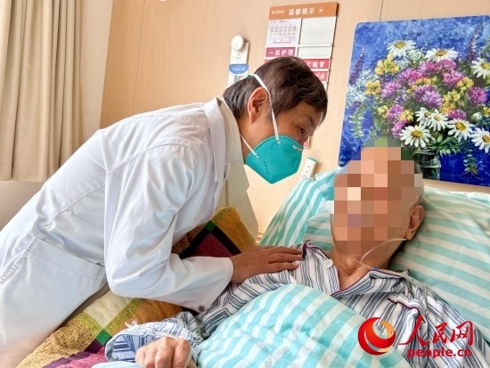 秦苑查房時詢問患者情況。人民網(wǎng) 陳葉欣攝