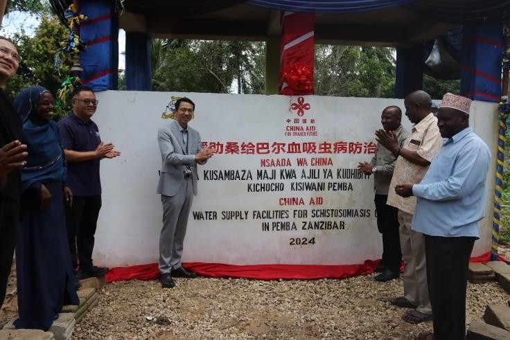 中國援助桑給巴爾血吸蟲病防治技術(shù)項目安全供水工程揭牌儀式日前在當(dāng)?shù)嘏e行。 施亮攝