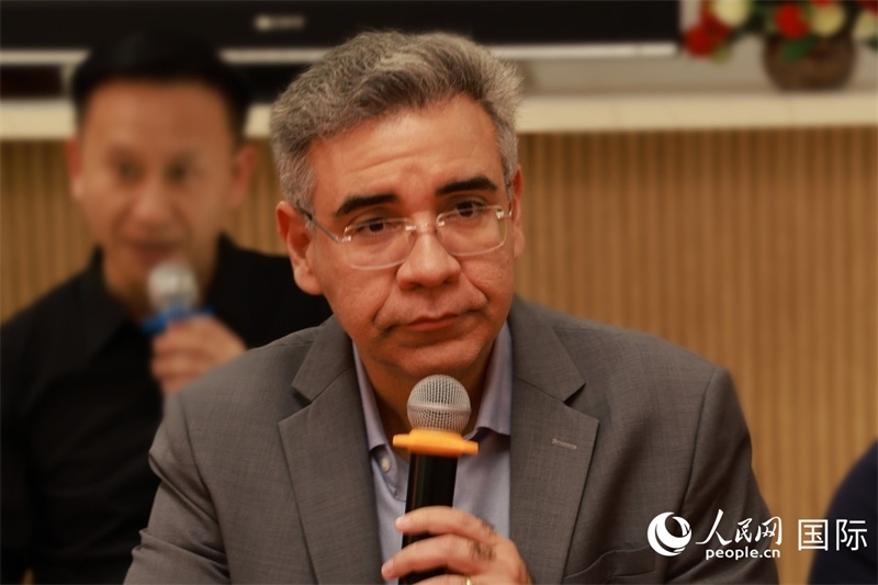 巴西弗魯米嫩塞聯(lián)邦大學(xué)教授、中國問題專家埃萬德羅·卡瓦略在座談會上致辭。人民網(wǎng)記者 陳海琪攝