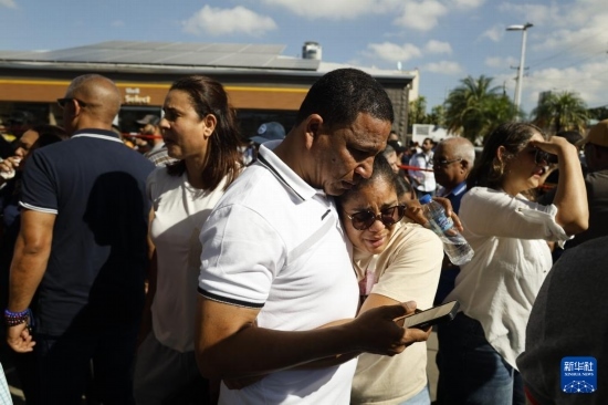  4月8日，人們聚集在多米尼加首都圣多明各的夜總會(huì)屋頂坍塌事故現(xiàn)場(chǎng)附近。新華社發(fā)