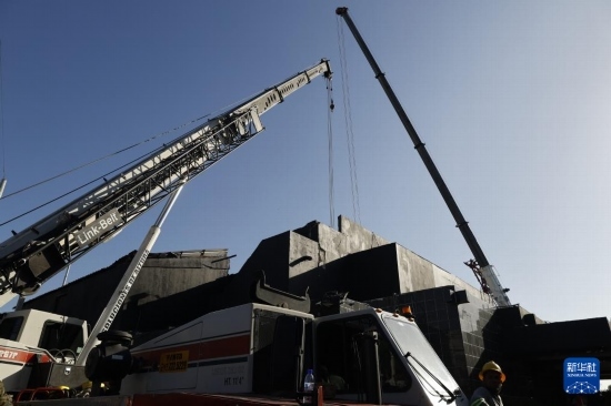  4月8日，救援人員在多米尼加首都圣多明各的夜總會(huì)屋頂坍塌事故現(xiàn)場(chǎng)工作。新華社發(fā)
