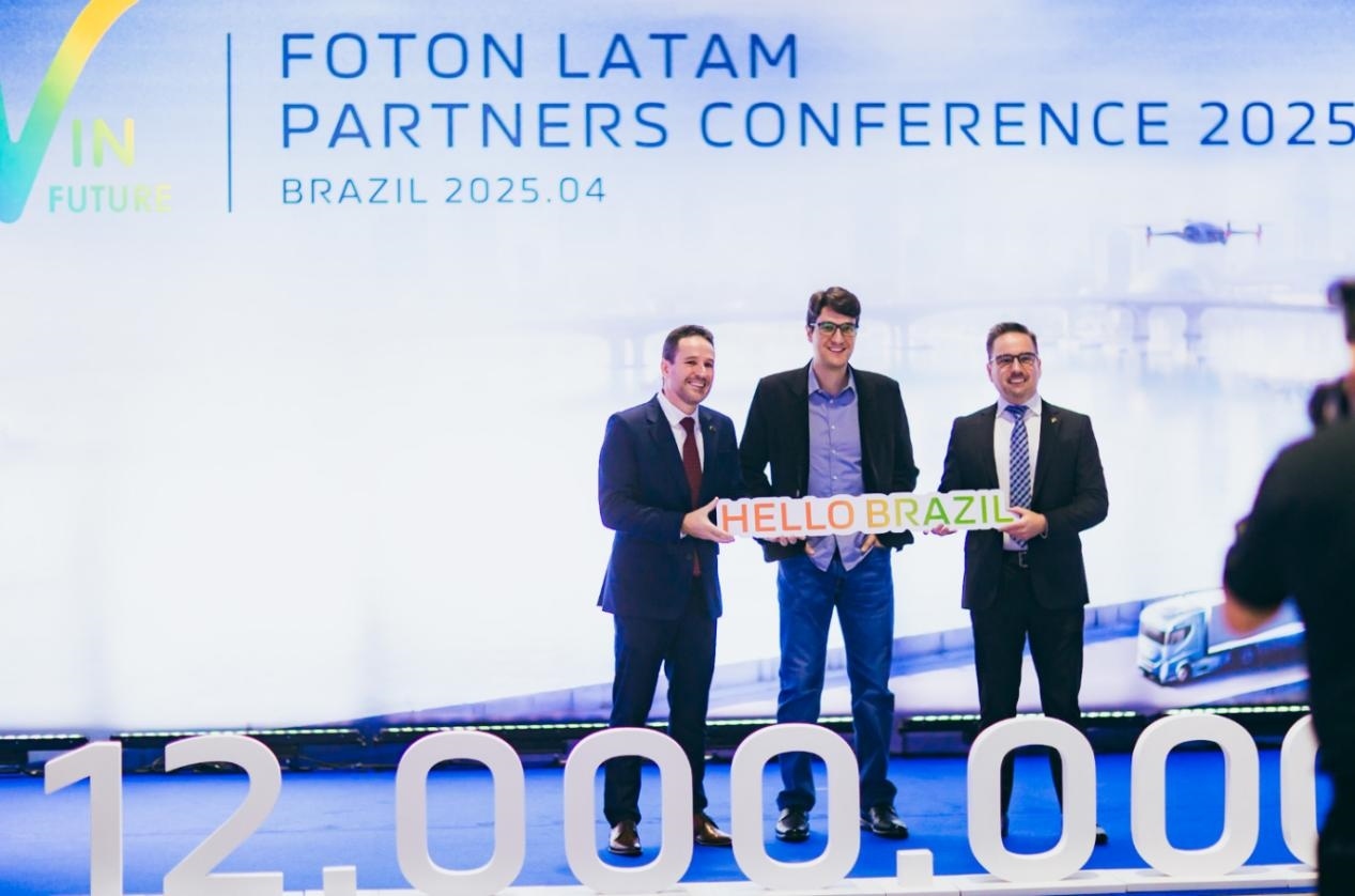 當(dāng)?shù)貢r(shí)間4月8日，福田汽車2025拉美合作伙伴大會(huì)暨巴西工廠首車下線儀式在巴西圣保羅舉行。福田巴西工廠供圖