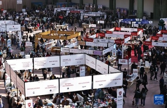 4月11日，人們在法國巴黎大皇宮參加2025巴黎書展。新華社記者 高靜 攝