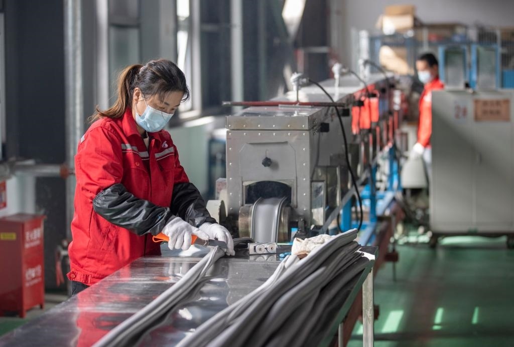 3月27日，在位于寧夏賀蘭工業(yè)園區(qū)的湯姆森電氣有限公司生產(chǎn)車(chē)間內(nèi)，工作人員制作硅膠絕緣護(hù)套。新華社記者 楊植森 攝