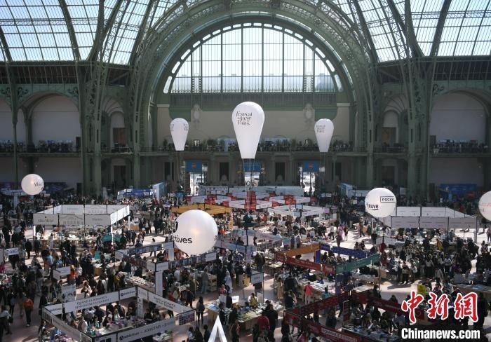 當(dāng)?shù)貢r(shí)間4月11日，2025年巴黎圖書節(jié)在巴黎大皇宮揭幕。圖為巴黎大皇宮的圖書節(jié)現(xiàn)場。中新社記者 李洋 攝