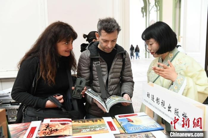 當(dāng)?shù)貢r(shí)間4月11日，2025年巴黎圖書節(jié)在巴黎大皇宮揭幕。中國出版代表團(tuán)攜千余種中國精品圖書亮相展會(huì)。 中新社記者 李洋 攝