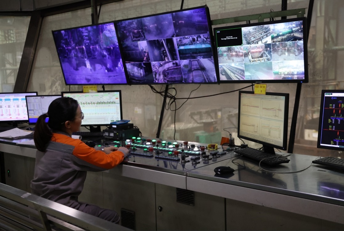 工作人員在馬中關(guān)丹產(chǎn)業(yè)園內(nèi)的聯(lián)合鋼鐵生產(chǎn)車間內(nèi)工作。（人民日報記者楊一 攝）