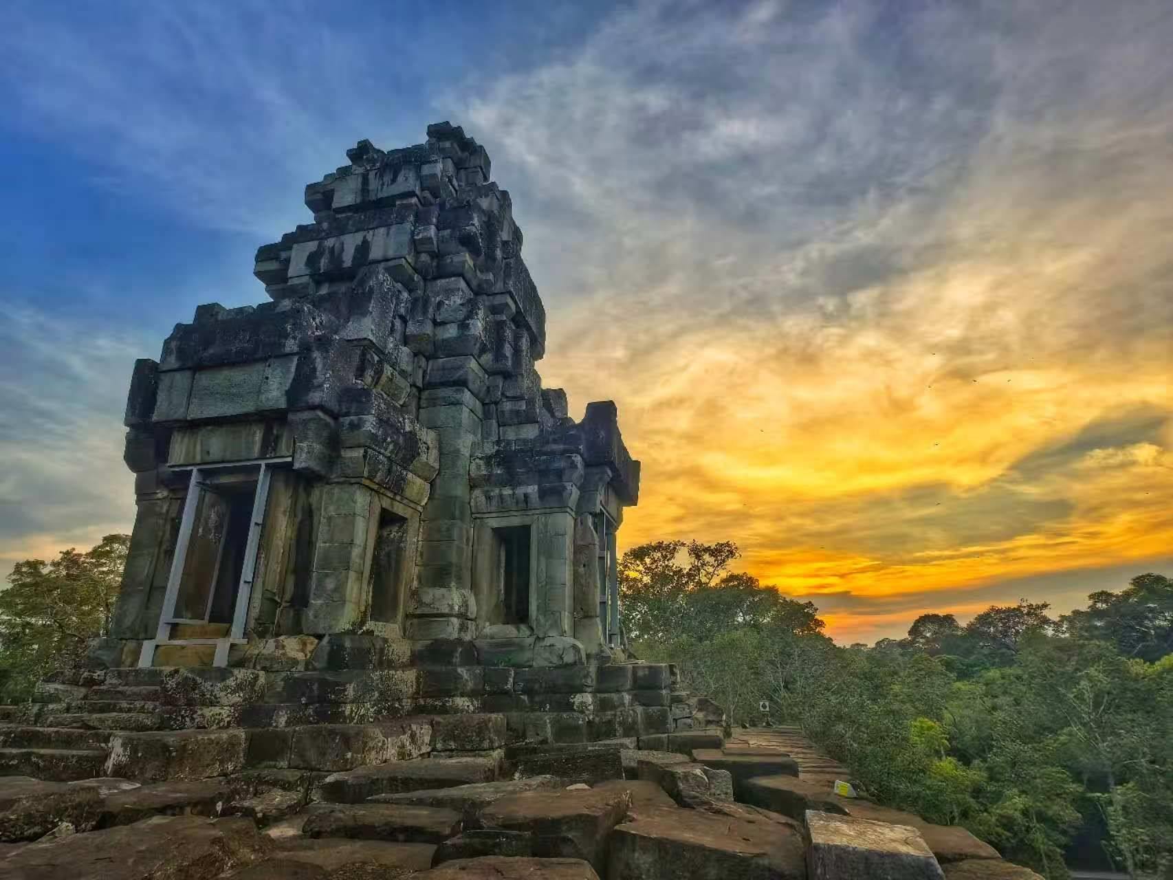由中國(guó)專家修復(fù)的茶膠寺最高處的砂巖塔。（人民日?qǐng)?bào)記者強(qiáng)薇 攝）