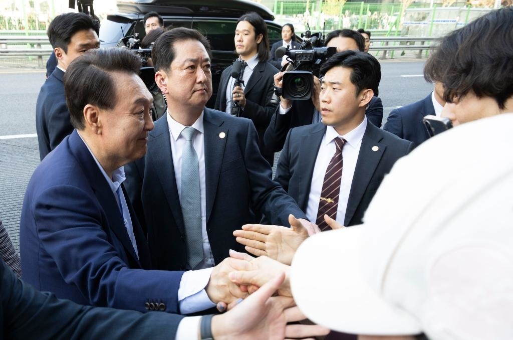 4月11日，韓國(guó)前總統(tǒng)尹錫悅（左一）在離開(kāi)首爾漢南洞官邸時(shí)與支持者握手。新華社發(fā)（全休相攝）