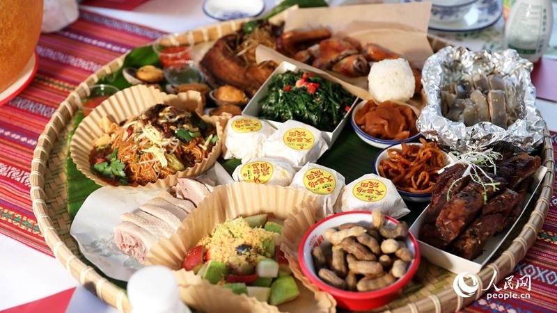 長(zhǎng)桌宴上擺滿了海南特色佳肴。人民網(wǎng)記者 符武平攝