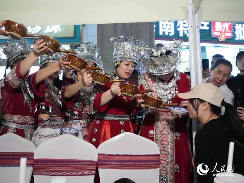 游客體驗(yàn)互動(dòng)演出《高山流水》。人民網(wǎng)記者 張力洋攝