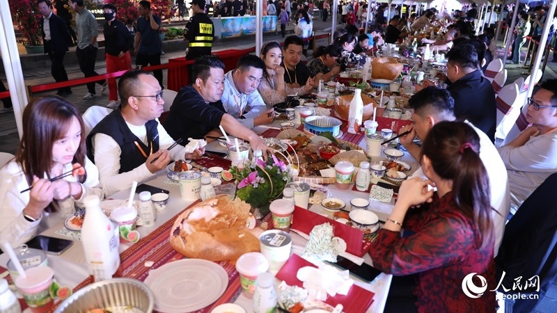 消博會(huì)嘉賓沉浸享用長(zhǎng)桌宴。人民網(wǎng)記者 符武平攝