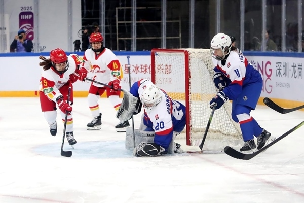 中國隊球員孔明會(左一)射門。圖片來源：中國冰球協會